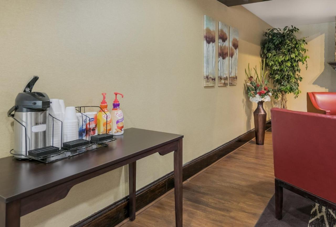 Red Roof Inn & Suites Knoxville East Екстер'єр фото